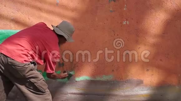 壁画艺术家画家给墙壁上色视频的预览图