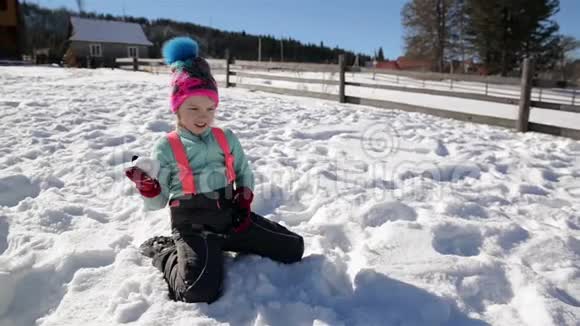 女孩正在镜头前扔雪球享受外面温暖的冬天天气女性儿童在户外活动期间视频的预览图