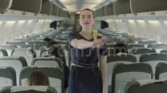 空姐给出了飞机失事时的安全指示视频的预览图