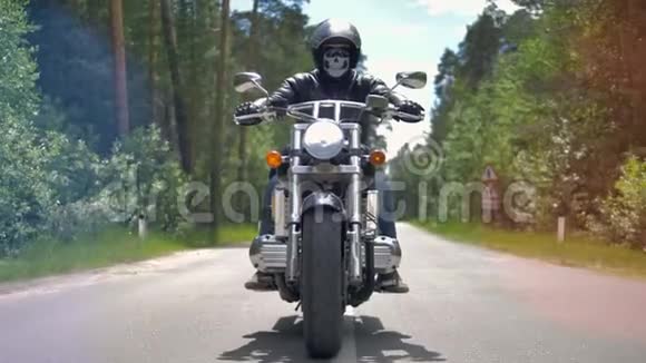 在森林里的空路上骑摩托车视频的预览图