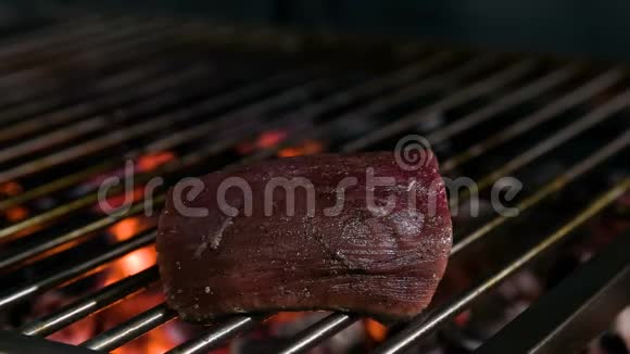 在火烤架上烹饪美味多汁的肉牛排视频的预览图