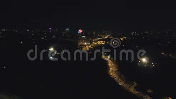 从Drone的鸟瞰夜城飞过道路和夜灯视频的预览图