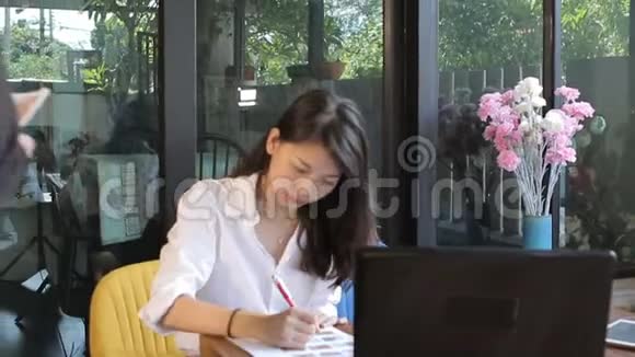亚洲自由职业男性和女性在家庭办公室交谈视频的预览图