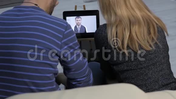 医生通过视频聊天与一对已婚夫妇汇报体检结果网上医疗视频的预览图
