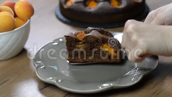 在盘子里放一块巧克力蛋糕和杏视频的预览图