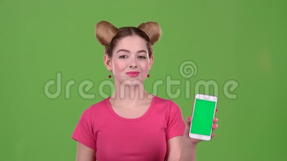 女孩给电话做广告绿色屏幕慢动作视频的预览图