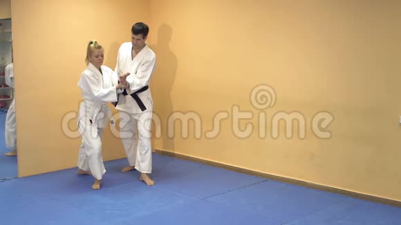 武术大师与女子练合气道视频的预览图