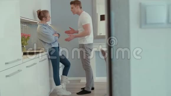 漂亮的年轻夫妇在厨房争吵视频的预览图