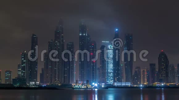 迪拜城市现代摩天大楼的全景从棕榈岛到白天视频的预览图