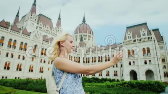 伟大的布达佩斯在布达佩斯的匈牙利议会背景下年轻妇女自我陶醉视频的预览图