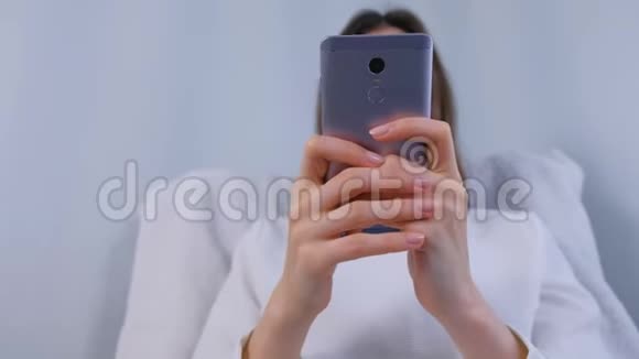 女人在手机上输入信息特写双手视频的预览图