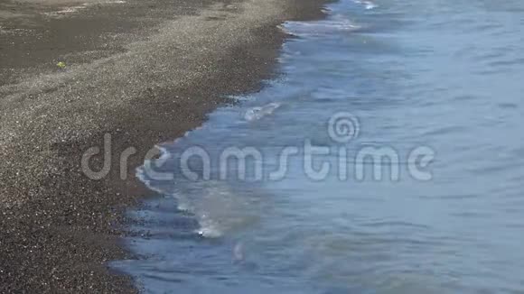 海浪在黑沙上翻滚阿塞拜疆Lankaran的海滩视频的预览图