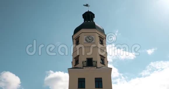 Nesvizh白俄罗斯市政厅在夏季阳光日著名的地标在尼亚斯维兹16世纪的建筑变焦变焦视频的预览图