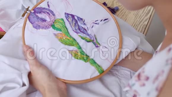 女性手用针缝针线活刺绣爱好特写俯视图视频的预览图