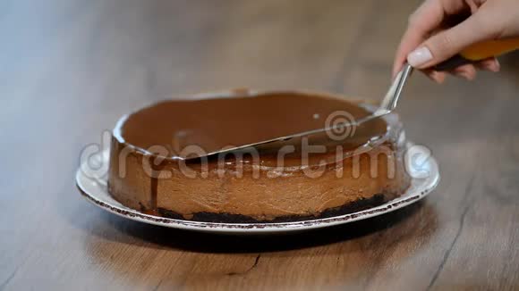 在巧克力芝士蛋糕上倒入巧克力甘酸视频的预览图