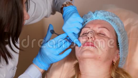 美容师将肉毒杆菌注射到嘴角以消除皱纹视频的预览图