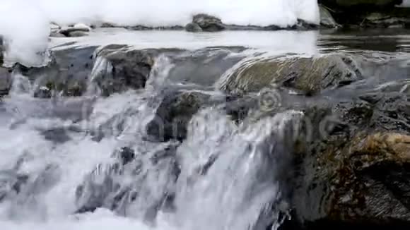 水落在冬天的河流里视频的预览图