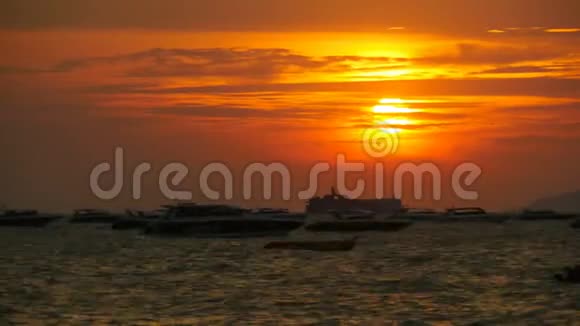 大海上的红日落波浪上的剪影船时光流逝泰国帕塔亚视频的预览图
