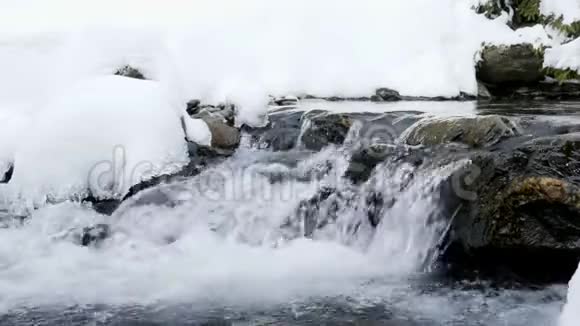 在冬天的河流里落水视频的预览图