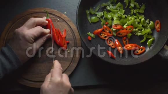 男人给法吉塔切辣椒墨西哥食物录像视频的预览图