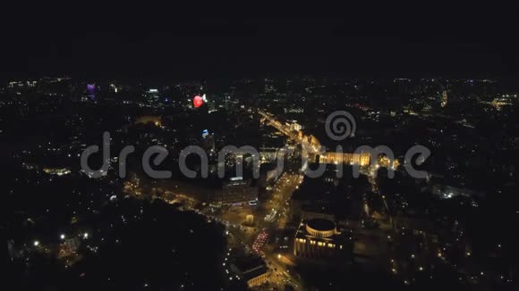 从Drone的鸟瞰夜城飞过道路和夜灯视频的预览图