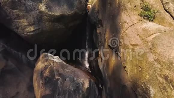 山河中的大石瀑布雄踞其中热带丛林中的岩石瀑布和河流野性视频的预览图