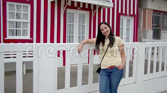葡萄牙科斯塔诺瓦村的美女视频的预览图