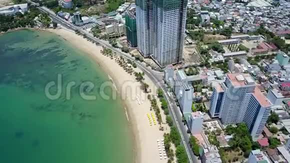 芽庄越南海滨城市道路空中景观视频的预览图