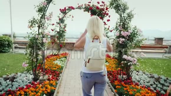 女人走在观景台上可以看到奥地利格拉茨市视频的预览图