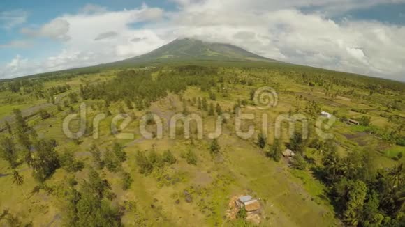 马永火山的山脚下菲律宾勒加兹皮市附近有流动的山河鸟瞰梅昂火山视频的预览图