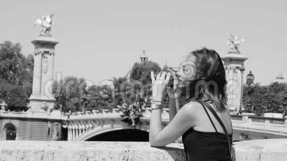 美丽的法国女孩在巴黎观光旅行视频的预览图