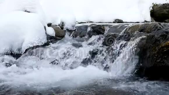 水在冬天河水落下视频的预览图