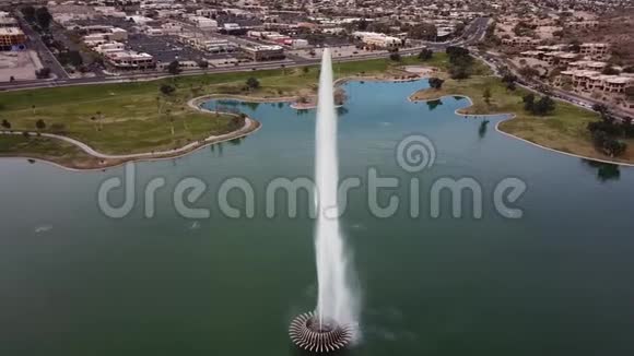 城市公园中央小湖空中喷水的巨型喷泉4k空中无人机惊艳拍摄视频的预览图