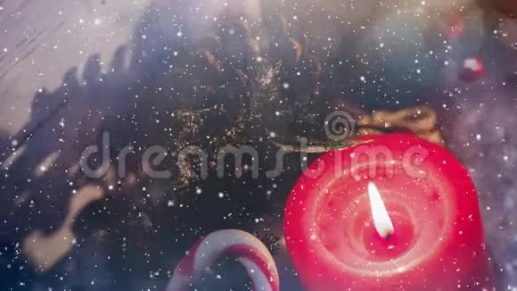 窗外的蜡烛和圣诞装饰与降雪结合在一起视频的预览图