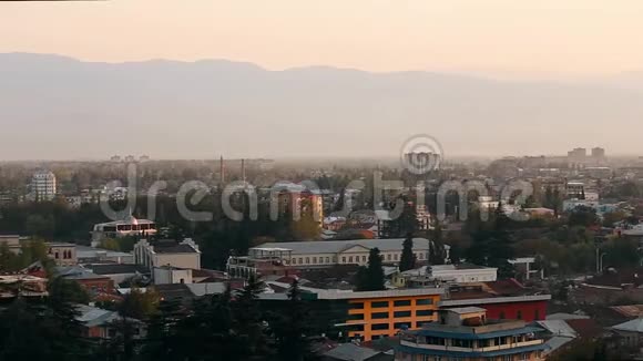 库塔伊西格鲁吉亚阳光明媚的秋天的城市景观潘全景视频的预览图