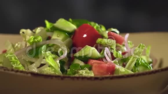 在新鲜蔬菜的有机沙拉中加入胡桃粉视频的预览图