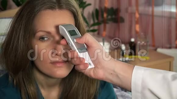 医生手测体温年轻女性数字温度计患者视频的预览图