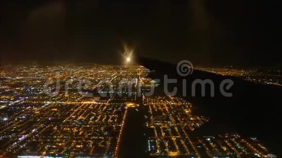 在漆黑的夜空中从客机机翼上观看精彩的空中飞行视频的预览图