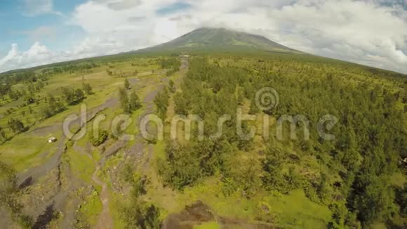 马永火山的山脚下菲律宾勒加兹皮市附近有流动的山河鸟瞰梅昂火山视频的预览图