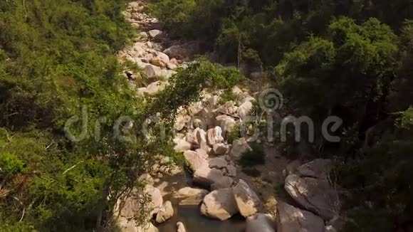 落基河和绿林空中景观山河带大石头无人机观景自然景观视频的预览图