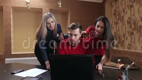 业务经理开会一起在同一台笔记本电脑上工作视频的预览图