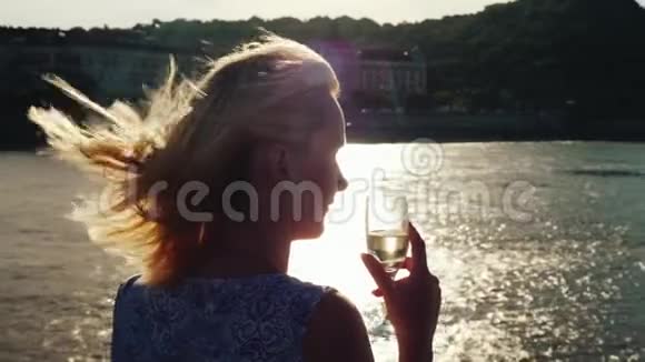 船上有个女人拿着香槟在河上巡航在欧洲旅游视频的预览图