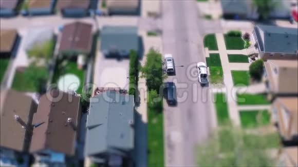 难以置信的无人驾驶飞机全景空中倾斜在郊区小镇村附近的别墅视频的预览图