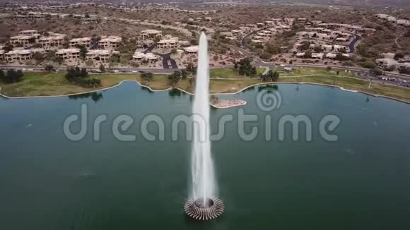美丽的空中无人机4k视野巨大的高喷泉在城市公园中部的小湖上高高地喷水视频的预览图