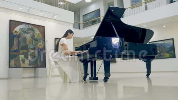 那个弹钢琴的女孩的稳定射击4K视频的预览图