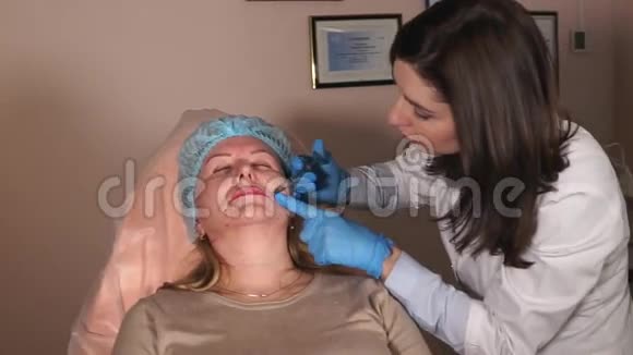 美容美发美容师为一位成年女性注射肉毒杆菌视频的预览图