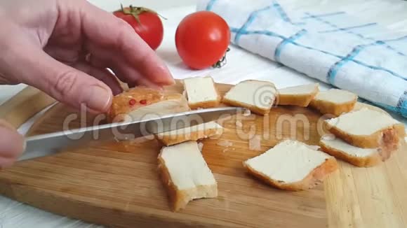 手把奶酪豆腐切在木头上视频的预览图