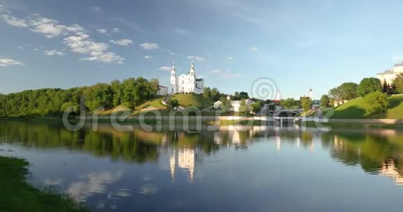 维捷布斯克白俄罗斯在阳光明媚的夏日在乌斯肯斯基山和德维纳河上的上教堂视频的预览图