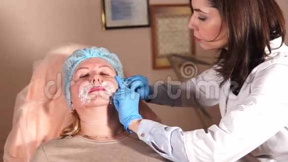美容师注射肉毒杆菌以消除眼部皱纹视频的预览图