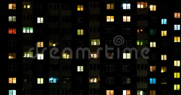 在一栋多层建筑的窗户里夜晚的时光流逝在大城市的生活视频的预览图